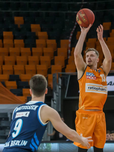 以其犀利的 以其犀利的